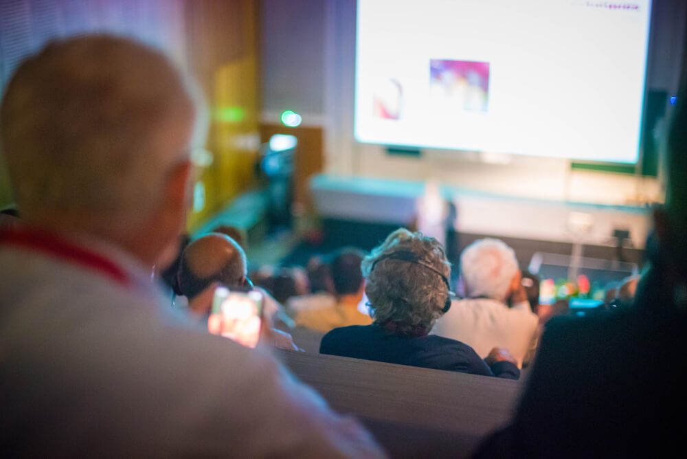 people-watching-projection-screen-seminar